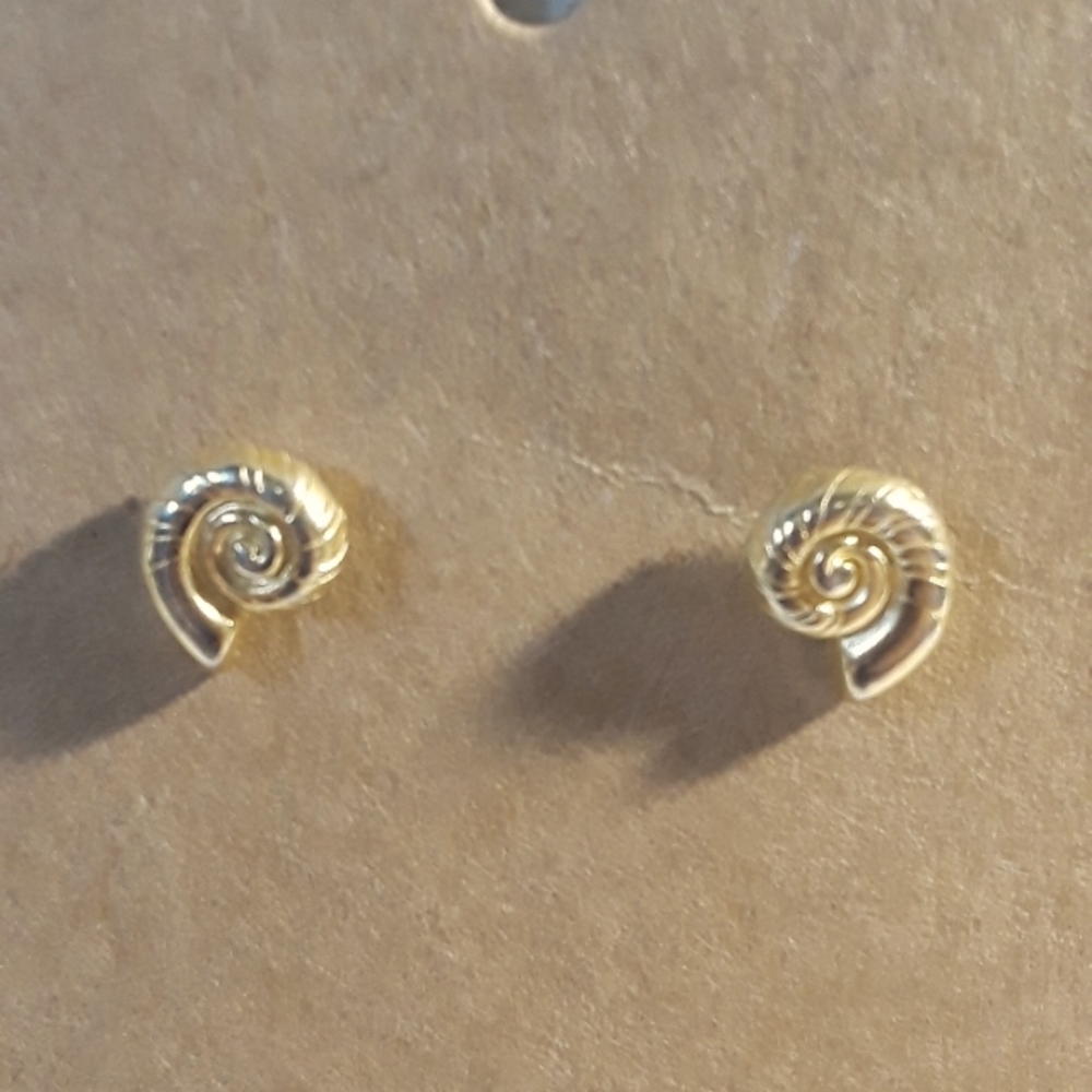Seashell faux gold stud earrings